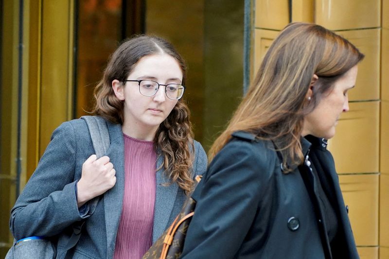 © Reuters. Former crypto hedge fund Alameda Research CEO Caroline Ellison departs the trial of former FTX Chief Executive Sam Bankman-Fried who is facing fraud charges over the collapse of the bankrupt cryptocurrency exchange, at Federal Court in New York City, U.S., October 10, 2023. REUTERS/Cheney Orr/File Photo