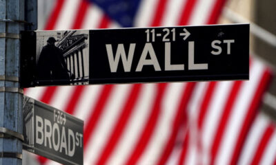 © Reuters. FILE PHOTO: A Wall Street sign is pictured outside the New York Stock Exchange, New York City, U.S., April 16, 2021. REUTERS/Carlo Allegri//File Photo