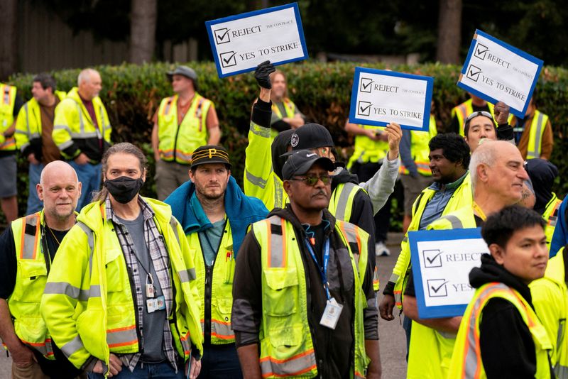 © Reuters. Boeing factory workers hold signs as they wait to vote on their first full contract in 16 years, at an International Association of Machinists and Aerospace Workers District 751 union hall, in Renton, Washington, U.S. September 12, 2024.  REUTERS/David Ryder