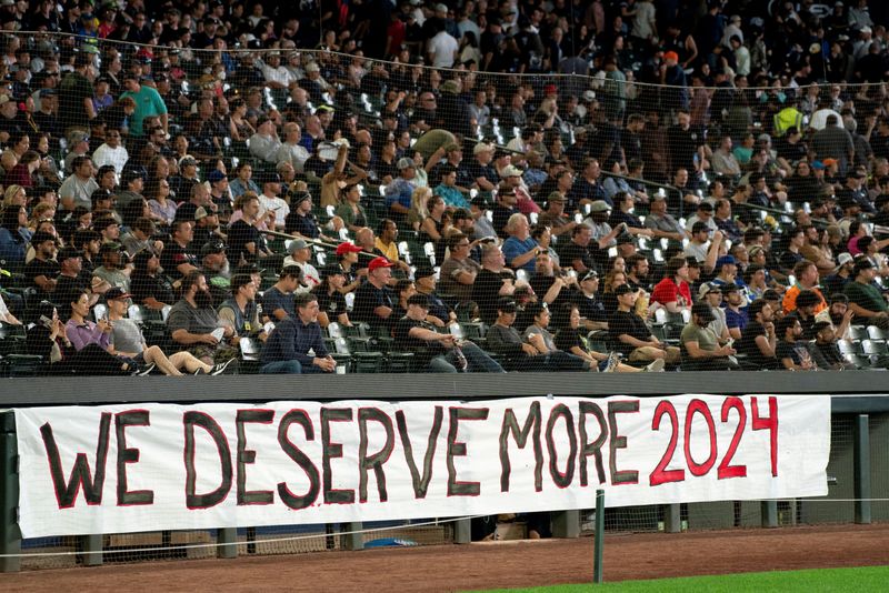 © Reuters. FILE PHOTO: Boeing workers listen to union leaders speak as Boeing's Washington state factory workers vote on whether to give their union a strike mandate as they seek big salary gains from their first contract in 16 years, at T-Mobile Park in Seattle, Washington, U.S. July 17, 2024. REUTERS/David Ryder/File Photo