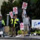 © Reuters. FILE PHOTO: Boeing factory workers gather on a picket line during the first day of a strike near the entrance of a production facility in Renton, Washington, U.S., September 13, 2024. REUTERS/Matt Mills McKnight/File Photo