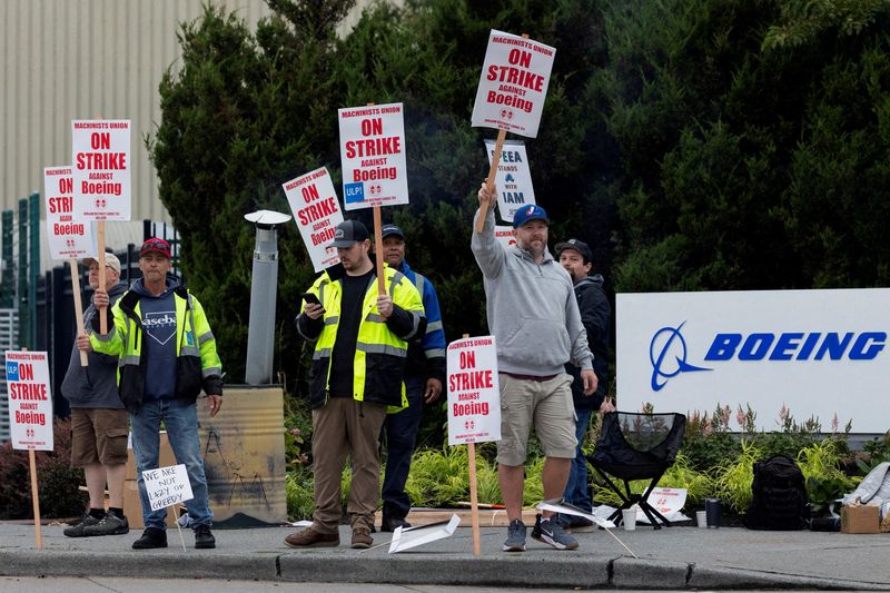 © Reuters. FILE PHOTO: Boeing factory workers gather on a picket line during the first day of a strike near the entrance of a production facility in Renton, Washington, U.S., September 13, 2024. REUTERS/Matt Mills McKnight/File Photo