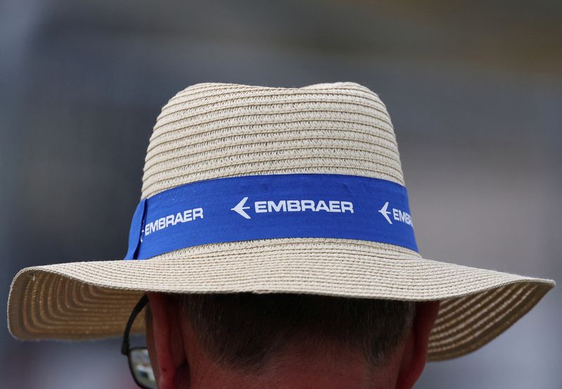 © Reuters. FILE PHOTO: Branding for Embraer is seen on a hat of an attendee at the Farnborough International Airshow, in Farnborough, Britain, July 24, 2024. REUTERS/Toby Melville/File Photo