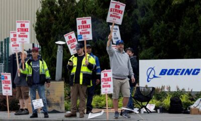 © Reuters. FILE PHOTO: Boeing factory workers gather on a picket line during the first day of a strike near the entrance of a production facility in Renton, Washington, U.S., September 13, 2024. REUTERS/Matt Mills McKnight/File Photo