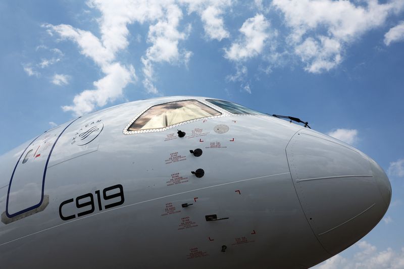 © Reuters. FILE PHOTO: A Comac C919 plane is displayed at the Singapore Airshow at Changi Exhibition Centre in Singapore February 21, 2024. REUTERS/Edgar Su/File photo