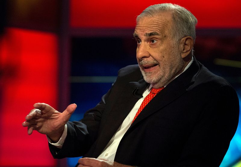 © Reuters. FILE PHOTO: Billionaire activist-investor Carl Icahn gives an interview in New York February 11, 2014. REUTERS/Brendan McDermid/File Photo