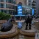 © Reuters. FILE PHOTO: Bull statues are placed in font of screens showing the Hang Seng stock index and stock prices outside Exchange Square, in Hong Kong, China, August 18, 2023. REUTERS/Tyrone Siu/File Photo