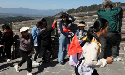 © Reuters. FILE PHOTO: Tourists visit the Badaling section of the Great Wall on the National Day holiday in Beijing, China October 1, 2023. REUTERS/Florence Lo/File Photo