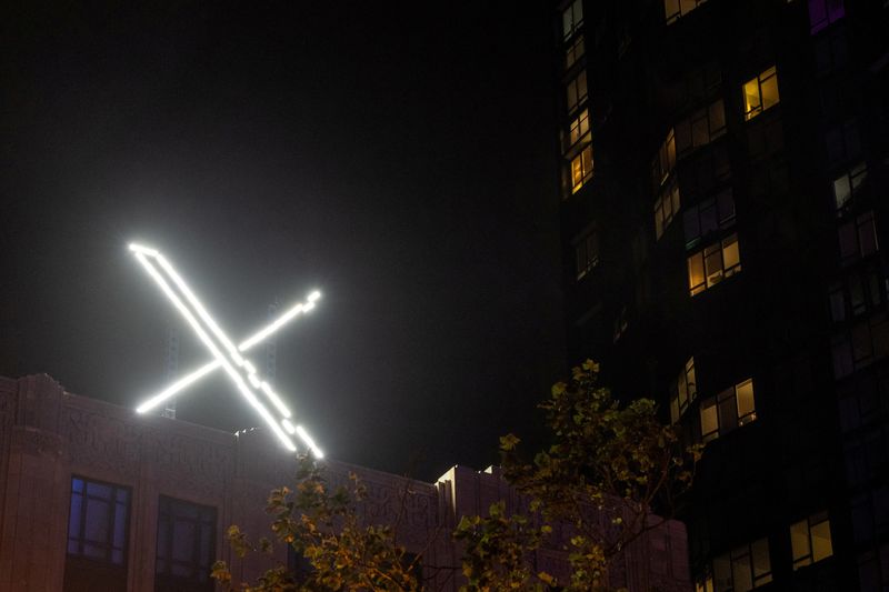 © Reuters. FILE PHOTO: 'X' logo is seen on the top of the headquarters of the messaging platform X, formerly known as Twitter, in downtown San Francisco, California, U.S., July 30, 2023. REUTERS/Carlos Barria/File Photo