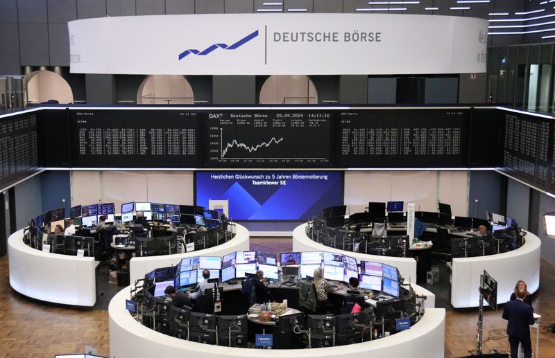 © Reuters. The German share price index DAX graph is pictured at the stock exchange in Frankfurt, Germany, September 25, 2024.     REUTERS/Staff