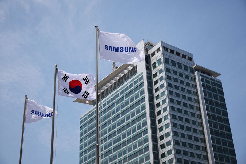 © Reuters. FILE PHOTO: Flags with the logo of Samsung Electronics are seen during a media tour at Samsung Electronics' headquarters in Suwon, South Korea, June 13, 2023.  REUTERS/Kim Hong-Ji/File Photo