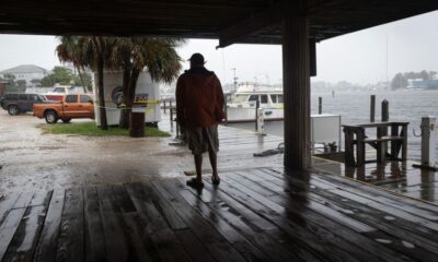 © Reuters. A man looks at the rain as Hurricane Helene intensifies before its expected landfall on Florida’s Big Bend, in Carrabelle, Florida, U.S. September 26, 2024.  REUTERS/Marco Bello