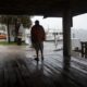 © Reuters. A man looks at the rain as Hurricane Helene intensifies before its expected landfall on Florida’s Big Bend, in Carrabelle, Florida, U.S. September 26, 2024.  REUTERS/Marco Bello