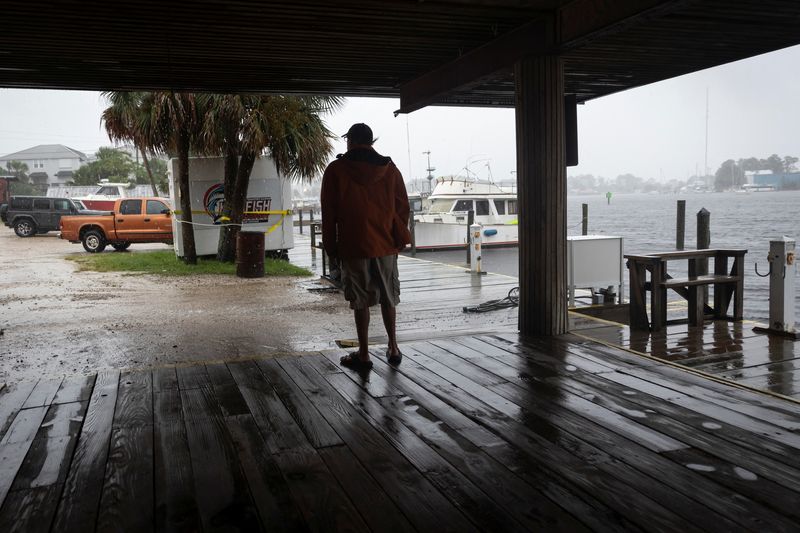 © Reuters. A man looks at the rain as Hurricane Helene intensifies before its expected landfall on Florida’s Big Bend, in Carrabelle, Florida, U.S. September 26, 2024.  REUTERS/Marco Bello