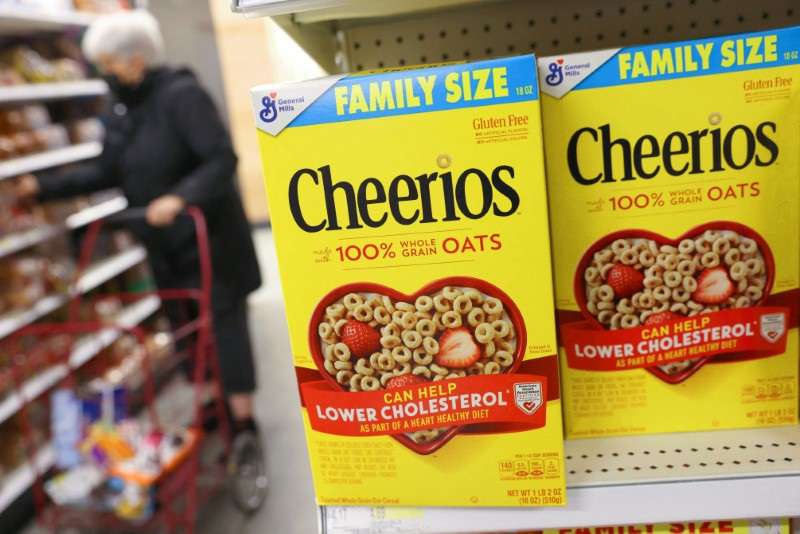 © Reuters. FILE PHOTO: Packages of Cheerios, a brand owned by General Mills, are seen in a store in Manhattan, New York, U.S., November 12, 2021. REUTERS/Andrew Kelly/File Photo