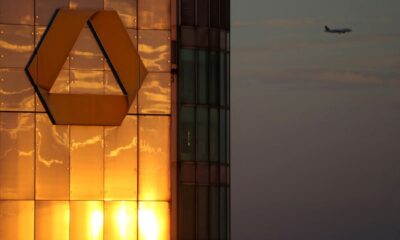 © Reuters. FILE PHOTO: The logo of Germany's Commerzbank is seen in the late evening sun on top of its headquarters in Frankfurt, Germany, September 29, 2016. REUTERS/Kai Pfaffenbach/File Photo