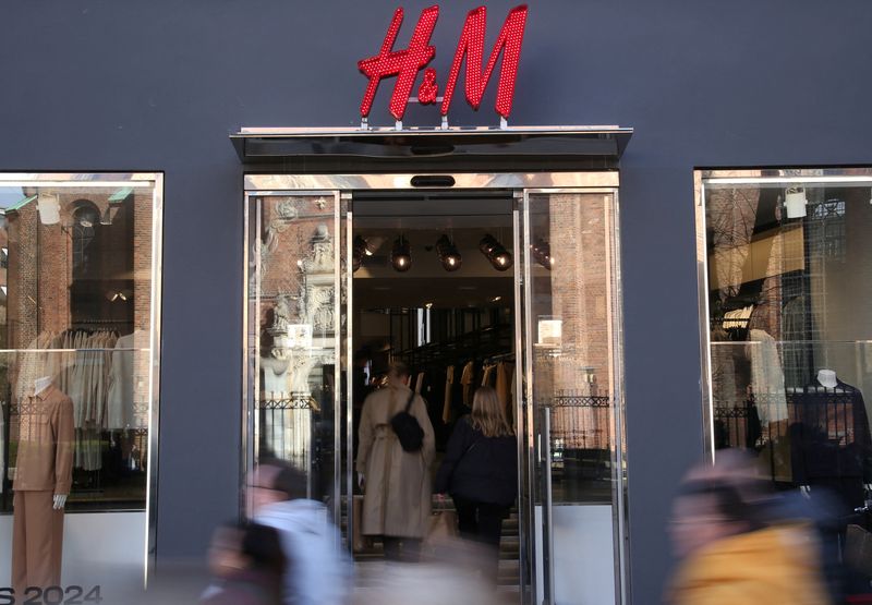 © Reuters. FILE PHOTO: People walk past a branch of fashion retailer H&M in Copenhagen, Denmark, March 26, 2024. REUTERS/Tom Little/File photo