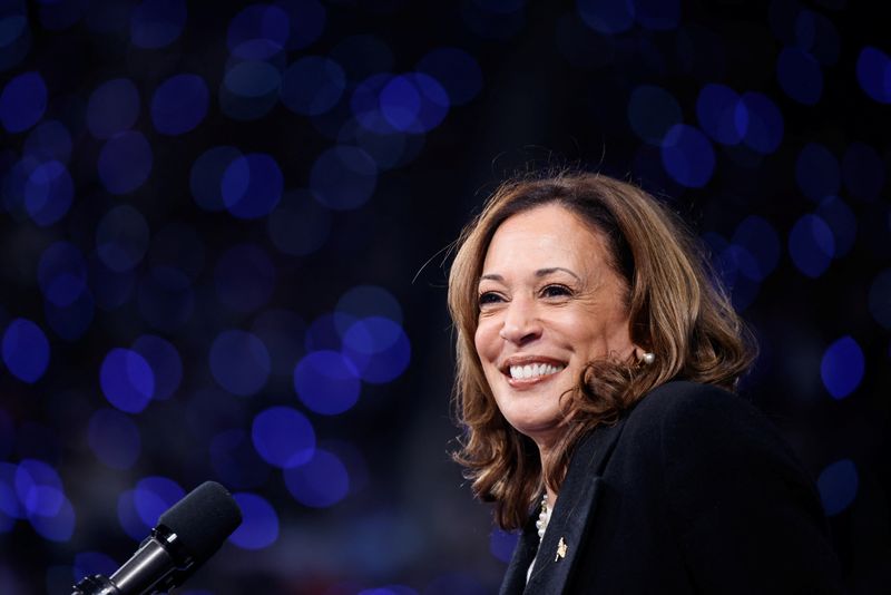 © Reuters. FILE PHOTO: Democratic presidential nominee and U.S. Vice President Kamala Harris holds a campaign rally in Greensboro, North Carolina, U.S., September 12, 2024. REUTERS/Jonathan Drake/File Photo