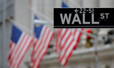 © Reuters. FILE PHOTO: A street sign for Wall Street is seen outside the New York Stock Exchange (NYSE) in Manhattan, New York City, U.S. December 28, 2016. REUTERS/Andrew Kelly//File Photo