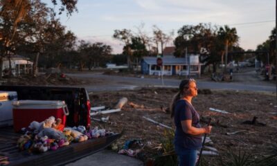 © Reuters. Paula Williams helps a friend clean out their home that had been flooded by Hurricane Helene, in Steinhatchee, Florida, U.S., September 29, 2024.  REUTERS/Kathleen Flynn