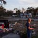 © Reuters. Paula Williams helps a friend clean out their home that had been flooded by Hurricane Helene, in Steinhatchee, Florida, U.S., September 29, 2024.  REUTERS/Kathleen Flynn