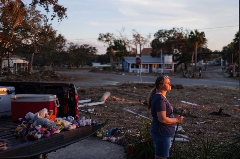 © Reuters. Paula Williams helps a friend clean out their home that had been flooded by Hurricane Helene, in Steinhatchee, Florida, U.S., September 29, 2024.  REUTERS/Kathleen Flynn