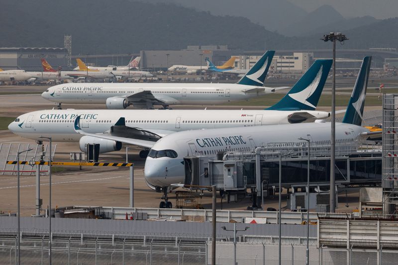 © Reuters. FILE PHOTO: A Cathay Pacific Airbus A350 aircraft is seen in Hong Kong International Airport, in Hong Kong, China September 3, 2024. REUTERS/Tyrone Siu/File Photo