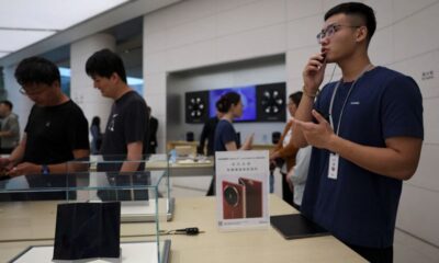 © Reuters. A staff member introduces Huawei Mate XT as the tri-foldable smartphone goes on sale at a Huawei flagship store in Beijing, China September 20, 2024. REUTERS/Florence Lo