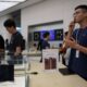 © Reuters. A staff member introduces Huawei Mate XT as the tri-foldable smartphone goes on sale at a Huawei flagship store in Beijing, China September 20, 2024. REUTERS/Florence Lo