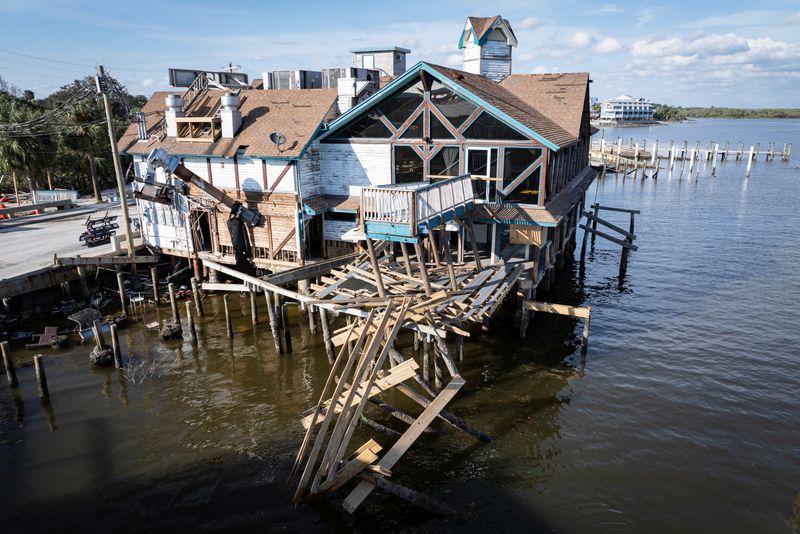 © Reuters. A drone view of a damaged business around Cedar Key Fishing Pier following Hurricane Helene in Cedar Key, Florida, U.S., September 28, 2024.  REUTERS/Marco Bello/File Photo