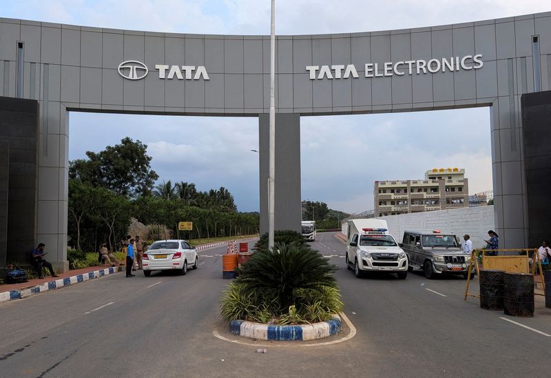 © Reuters. FILE PHOTO: Vehicles pass through the security check at the entrance of a Tata Electronics plant which makes Apple iPhone components in Hosur, Tamil Nadu, India, Sept. 28, 2024. REUTERS/Haripriya Suresh/File Photo