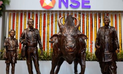 © Reuters. FILE PHOTO: Statues of people and a bull are seen next to the logo of the National Stock Exchange (NSE) in Mumbai, India, September 6, 2024. REUTERS/Francis Mascarenhas/File photo