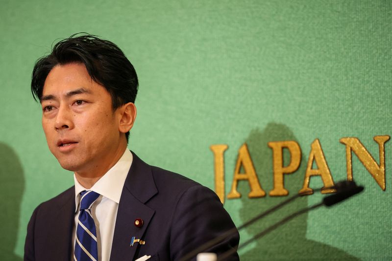 © Reuters. TOKYO, JAPAN - SEPTEMBER 14: Former environment minister Shinjiro Koizumi, a candidate for Japan’s ruling Liberal Democratic Party’s (LDP) presidential election, speaks during a debate at the Nixon Kisha Club in Tokyo, Japan. Takashi Aoyama/Pool via REUTERS