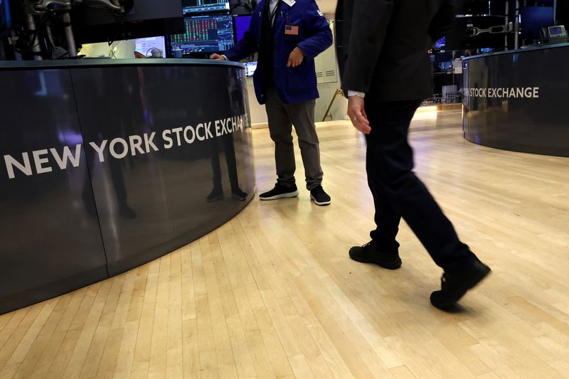 © Reuters. FILE PHOTO: Traders work on the floor at the New York Stock Exchange (NYSE) in New York City, U.S., September 4, 2024.  REUTERS/Brendan McDermid/File Photo