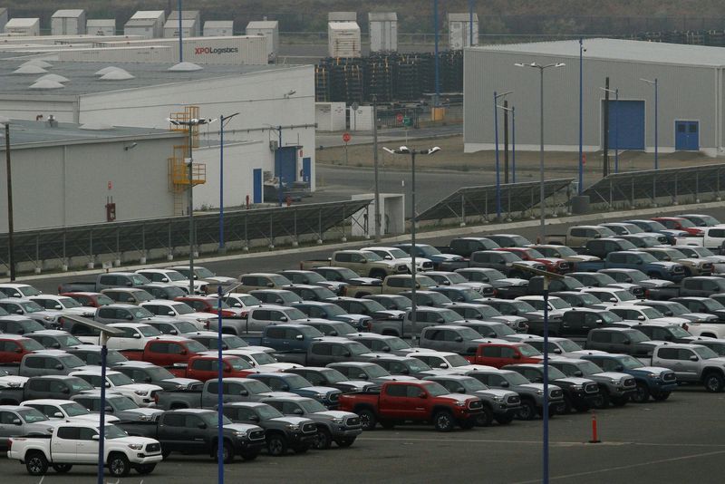 © Reuters. FILE PHOTO: Newly assembled vehicles are parked at the Toyota Motor Manufacturing plant in Baja California, Tijuana, Mexico May 31, 2019. REUTERS/Jorge Duenes/File Photo