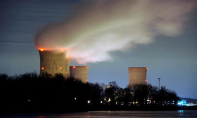 © Reuters. FILE PHOTO: The Three Mile Island nuclear power plant, where the U.S. suffered its most serious nuclear accident in 1979, is seen across the Susquehanna River in Middletown, Pennsylvania in this night view taken March 15, 2011.  REUTERS/Jonathan Ernst/File Photo/File Photo