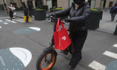 © Reuters. A DoorDash delivery person is pictured on the day they hold their IPO in the Manhattan borough of New York City, New York, U.S., December 9, 2020. REUTERS/Carlo Allegri/File Photo