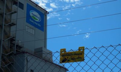 © Reuters. FILE PHOTO: The Fonterra Te Rapa dairy factory is seen outside Hamilton March 30, 2016. REUTERS/Henning Gloystein/File Photo