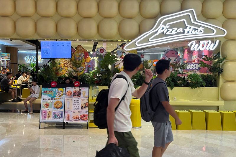 © Reuters. People walk past a Pizza Hut Wow restaurant at a shopping mall in Shenzhen, Guangdong province, China September 6, 2024. REUTERS/David Kirton