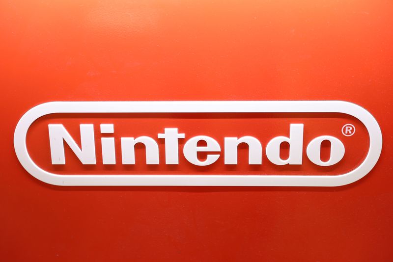 © Reuters. FILE PHOTO: Nintendo logo is seen in a GameStop in Manhattan, New York, U.S., December 7, 2021. REUTERS/Andrew Kelly/File Photo