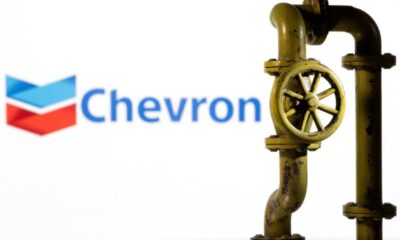 © Reuters. FILE PHOTO: A 3D printed natural gas pipeline is placed in front of displayed Chevron logo in this illustration taken February 8, 2022. REUTERS/Dado Ruvic/Illustration/File Photo