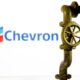 © Reuters. FILE PHOTO: A 3D printed natural gas pipeline is placed in front of displayed Chevron logo in this illustration taken February 8, 2022. REUTERS/Dado Ruvic/Illustration/File Photo