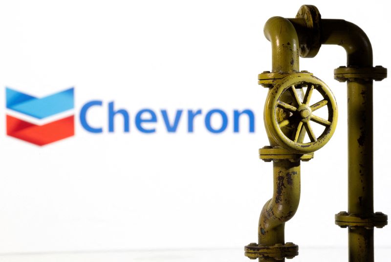 © Reuters. FILE PHOTO: A 3D printed natural gas pipeline is placed in front of displayed Chevron logo in this illustration taken February 8, 2022. REUTERS/Dado Ruvic/Illustration/File Photo