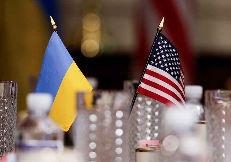 © Reuters. FILE HOTO: Flags of Ukraine and U.S. are pictured during a meeting between the U.S. Secretary of Defense Lloyd Austin and Ukrainian Defense Minister Rustem Umerov at the Pentagon, in Washington, U.S., August 30, 2024. REUTERS/Daniel Becerril/File Photo