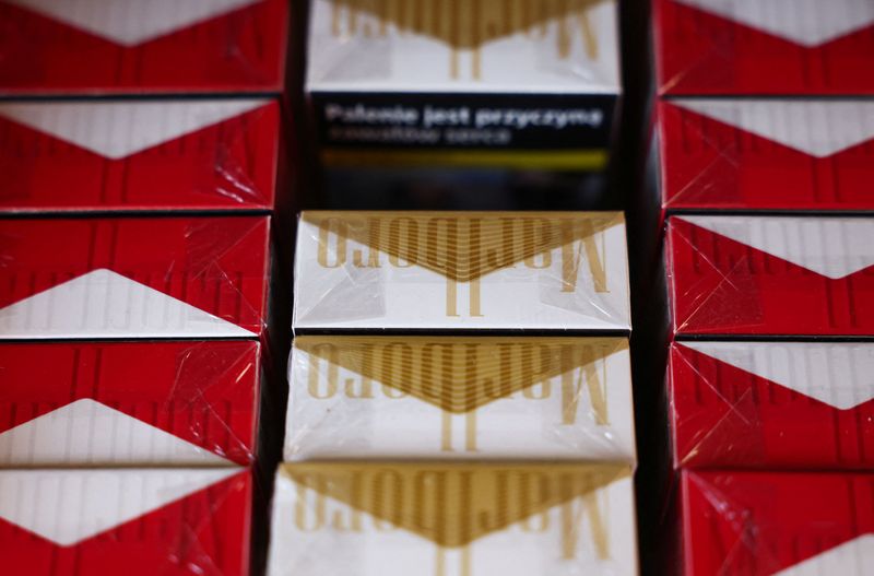 © Reuters. FILE PHOTO: Packages of Marlboro cigarettes produced by Philip Morris International are seen at the grocery store in Warsaw, Poland May 29, 2024. REUTERS/Kacper Pempel/File Photo