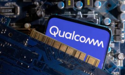 © Reuters. FILE PHOTO: A smartphone with a displayed Qualcomm logo is placed on a computer motherboard in this illustration taken March 6, 2023. REUTERS/Dado Ruvic/Illustration/File Photo