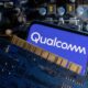 © Reuters. FILE PHOTO: A smartphone with a displayed Qualcomm logo is placed on a computer motherboard in this illustration taken March 6, 2023. REUTERS/Dado Ruvic/Illustration/File Photo