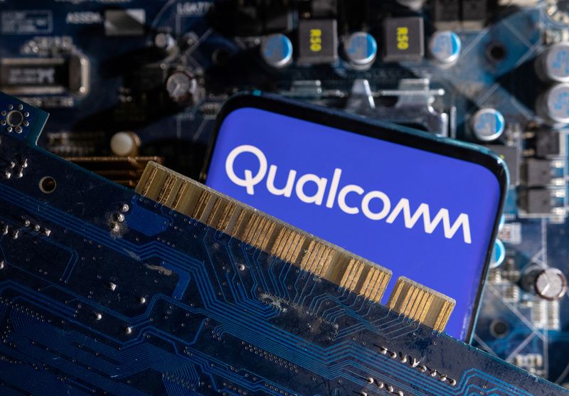 © Reuters. FILE PHOTO: A smartphone with a displayed Qualcomm logo is placed on a computer motherboard in this illustration taken March 6, 2023. REUTERS/Dado Ruvic/Illustration/File Photo