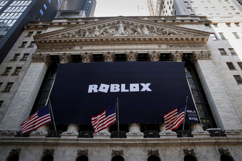 © Reuters. FILE PHOTO: The Roblox logo is displayed on a banner, to celebrate the company's IPO, on the front facade of the New York Stock Exchange (NYSE) in New York, U.S., March 10, 2021. REUTERS/Brendan McDermid/File Photo