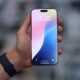 © Reuters. A man holds an Apple iPhone 16 Pro Max ahead of the launch of sales of the new iPhone 16 series smartphones in a store in Moscow, Russia September 20, 2024. REUTERS/Evgenia Novozhenina